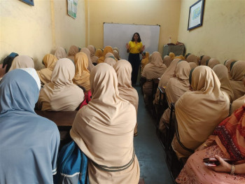 menstrual hygiene management session, girls empowerment, educate young girls, educate india , healthy menstruation, clothe pad distribution in aurangabad